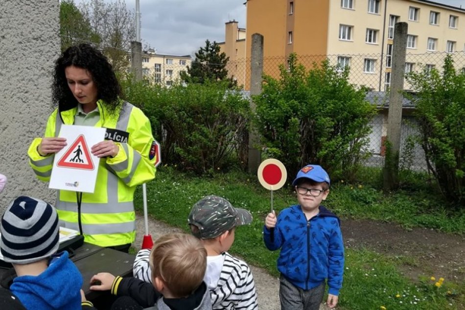 V OBRAZOCH: Deti v bystrickej škôlke navštívili policajti
