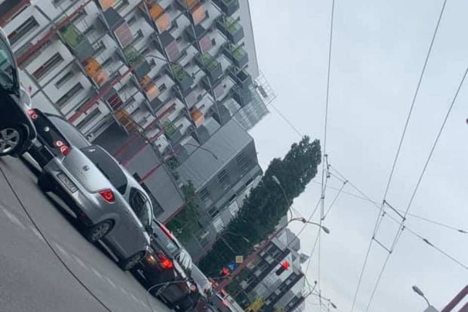 Po Prievozskej ulici pre poškodené vedenie nepremávajú trolejbusy