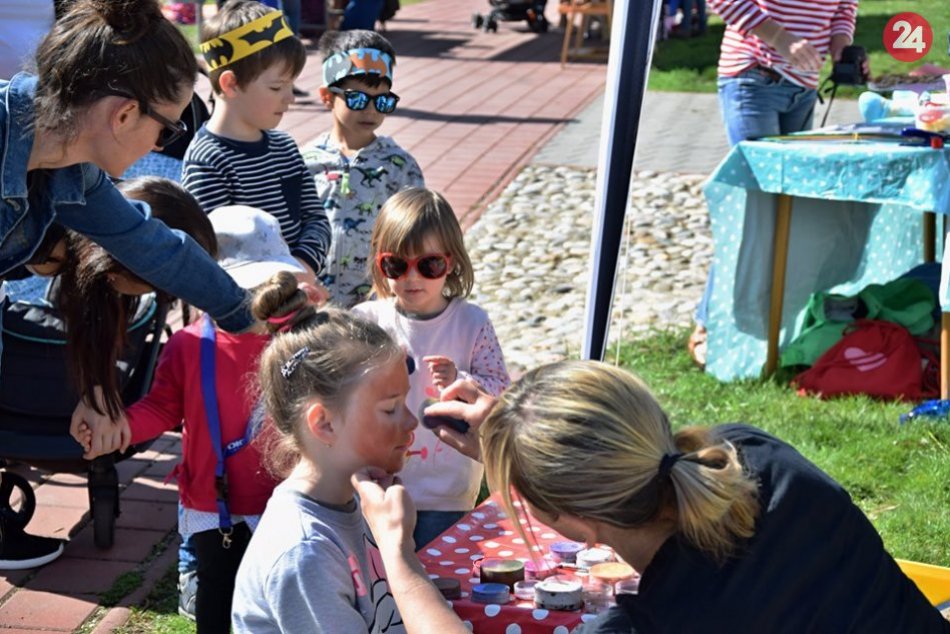 Šaľania prešli Míľu pre mamu: Decká vysadili pôvabný kvetinový záhon, FOTO