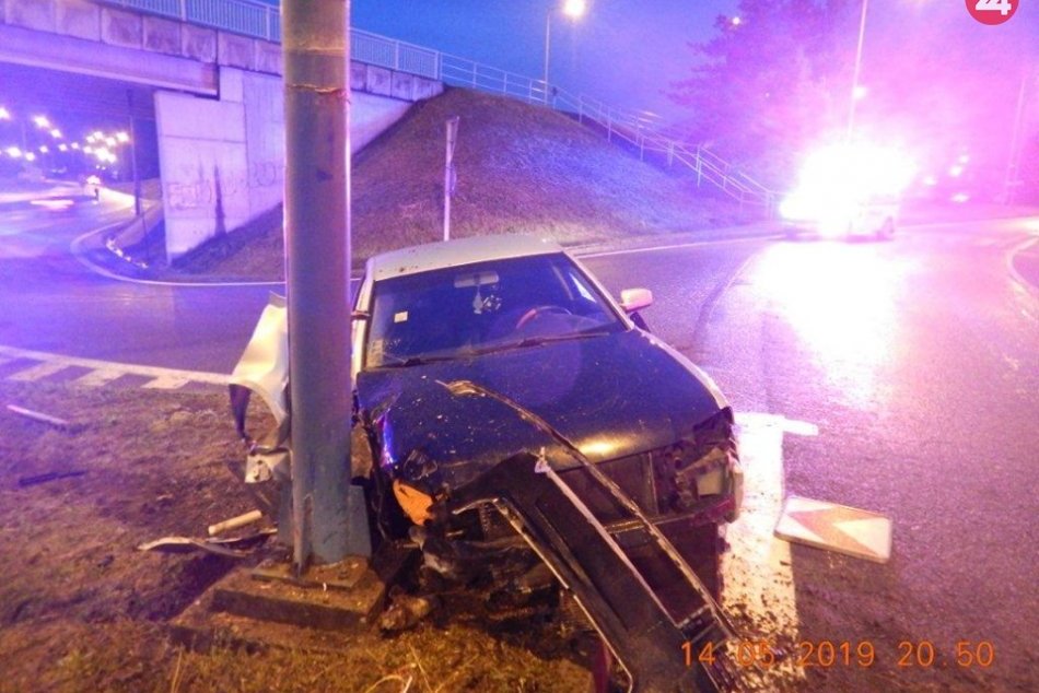 V OBRAZOCH: Policajnú naháňačku vo Zvolene ukončil náraz do stĺpa