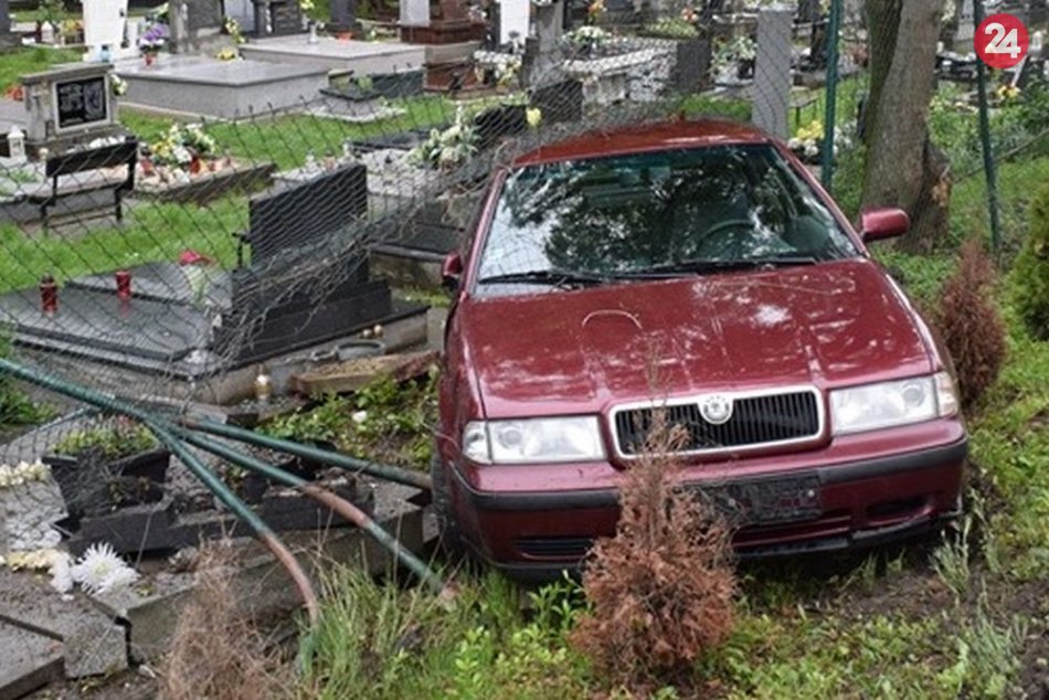 Auto dostalo šmyk, skončilo na cintoríne