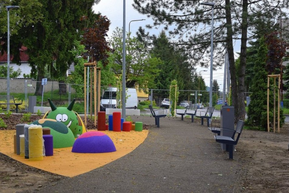 FOTO: Revitalizácia Parku na Ulici osloboditeľov v Humennom je vo finále