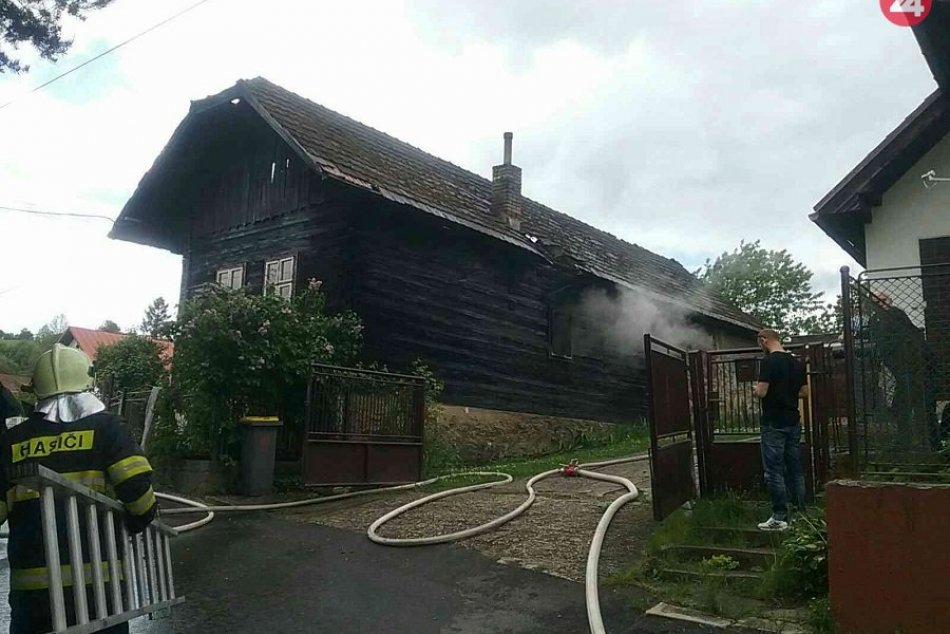 Zábery hasičov z požiaru drevenice pri Žiline