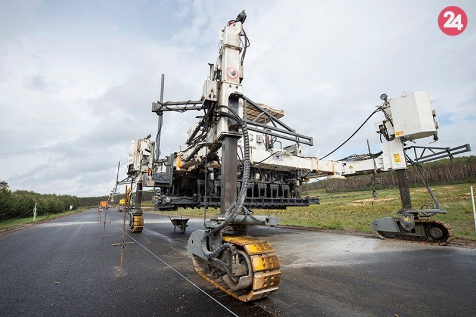 Oprava cesty medzi Rohožníkom a Malackami