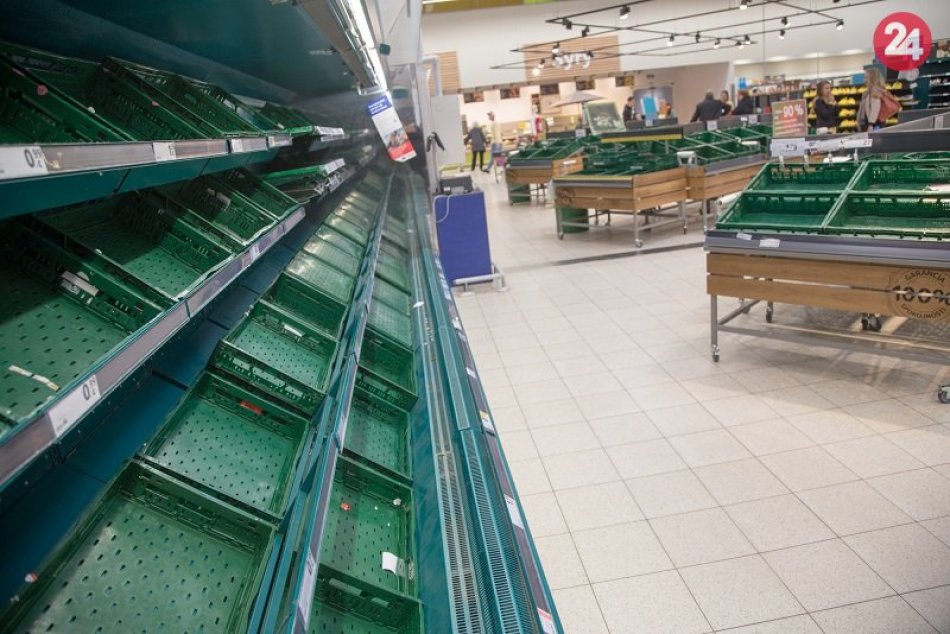 Prázdne regály v Tescu