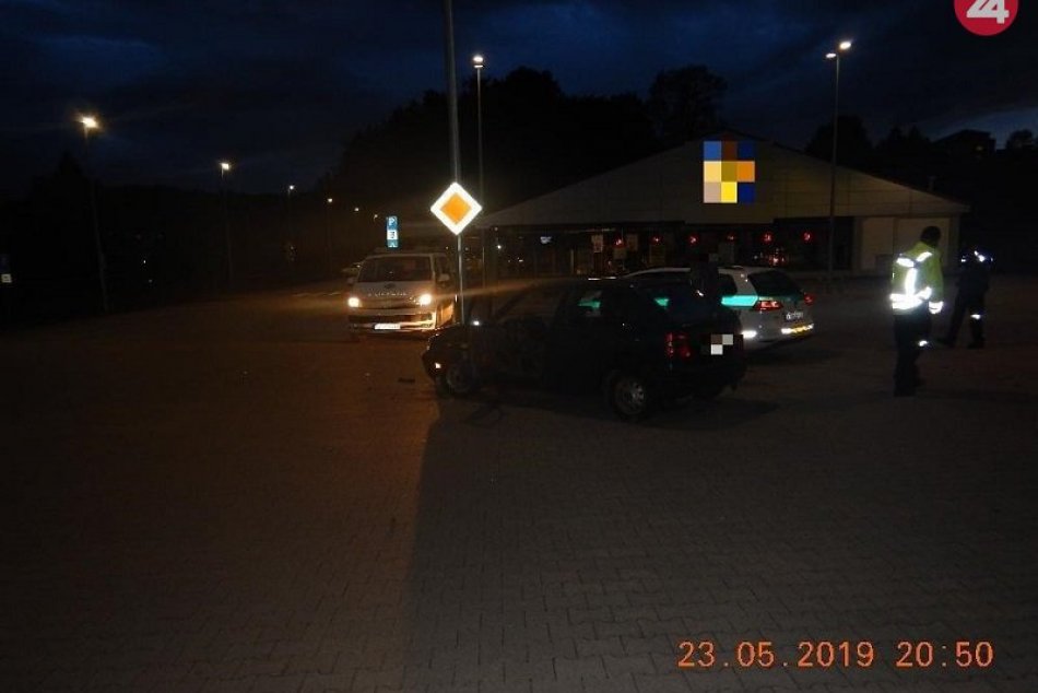 Opitý vodič nabúral do stĺpa