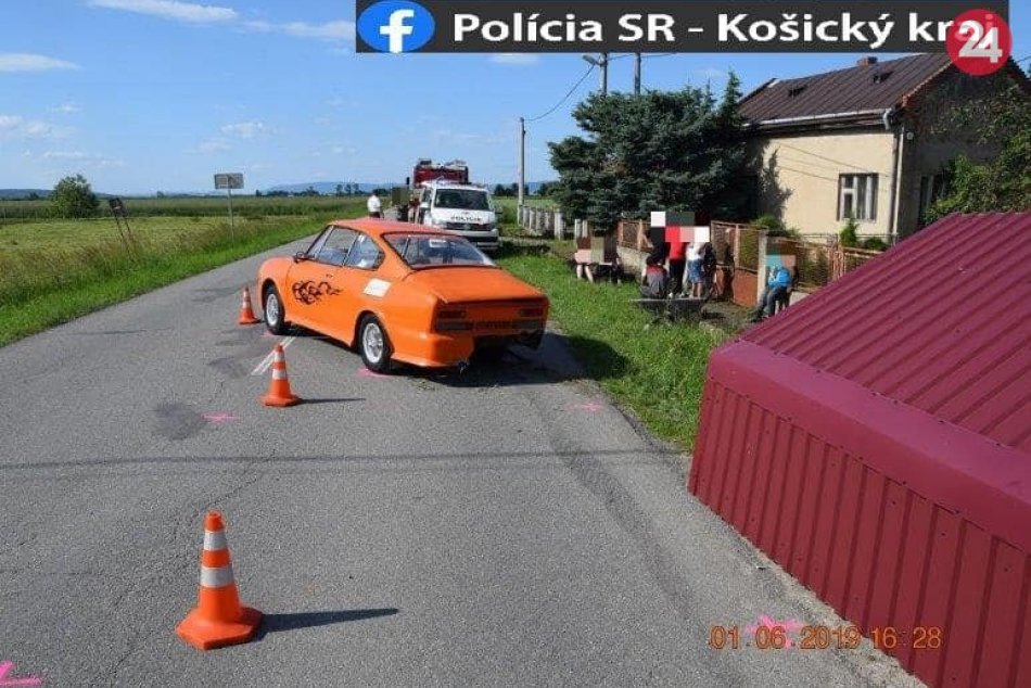 Policajné zábery z miesta: Auto vrazilo do autobusovej zastávky