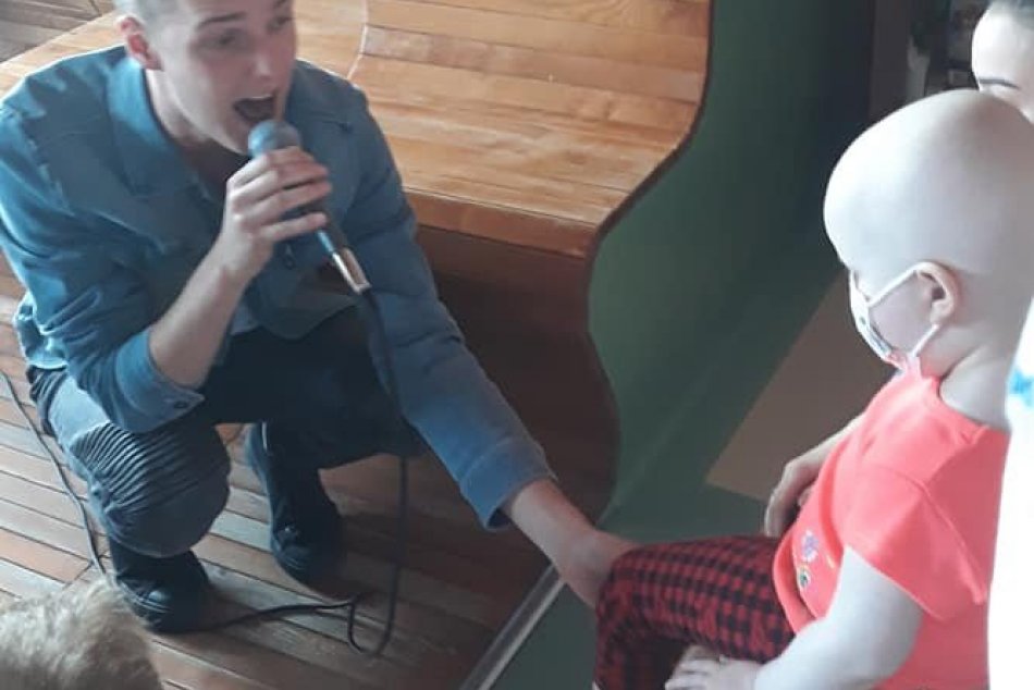 V OBRAZOCH: Nemocničnými chodbami zneli piesne