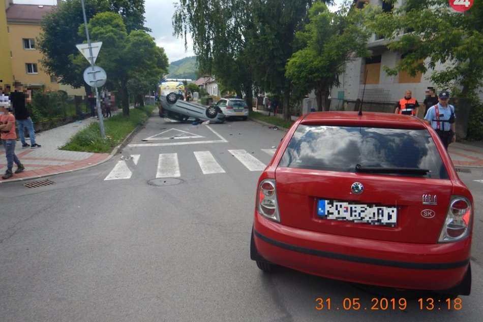 V OBRAZOCH: Pri nehode vo Zvolene skončilo auto na streche