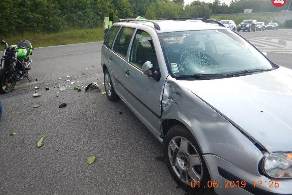 V OBRAZOCH: Vodič auta pri Zvolene nedal prednosť motocyklu