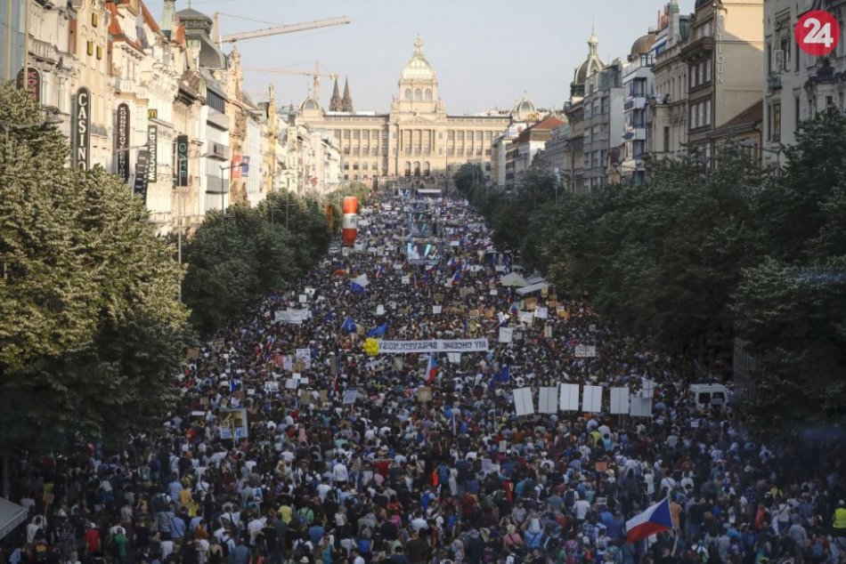 Vyše 100-tisíc ľudí žiadalo demisiu Andreja Babiša