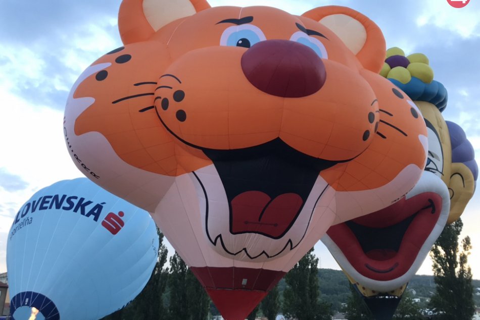 V OBRAZOCH: Nad Košice vzlietli desiatky balónov