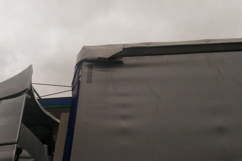 Do kamióna naskočili migranti, vrátia ich k nám