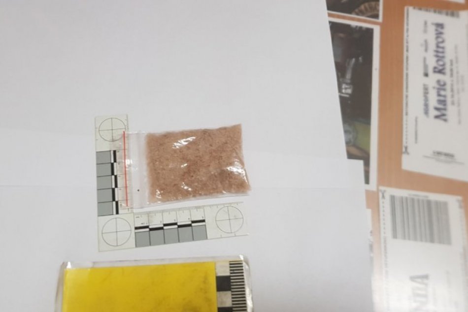 Dvoch dílerov zadržali priamo pri odovzdávaní drog