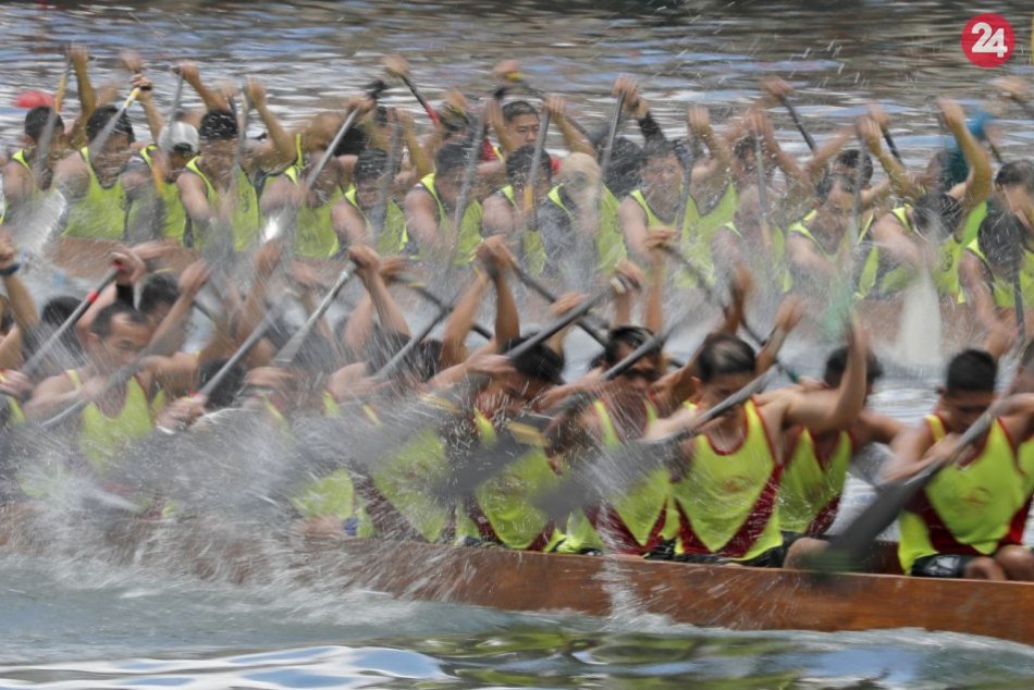 Tradičný festival dračích lodí v Hong Kongu