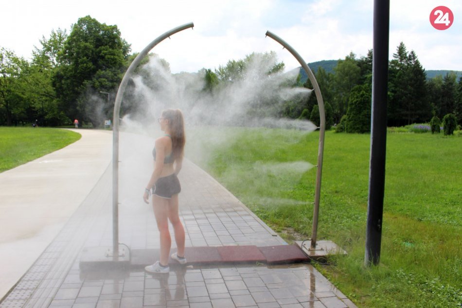 V OBRAZOCH: Vodné hmly v Bystrici schladia aj osviežia