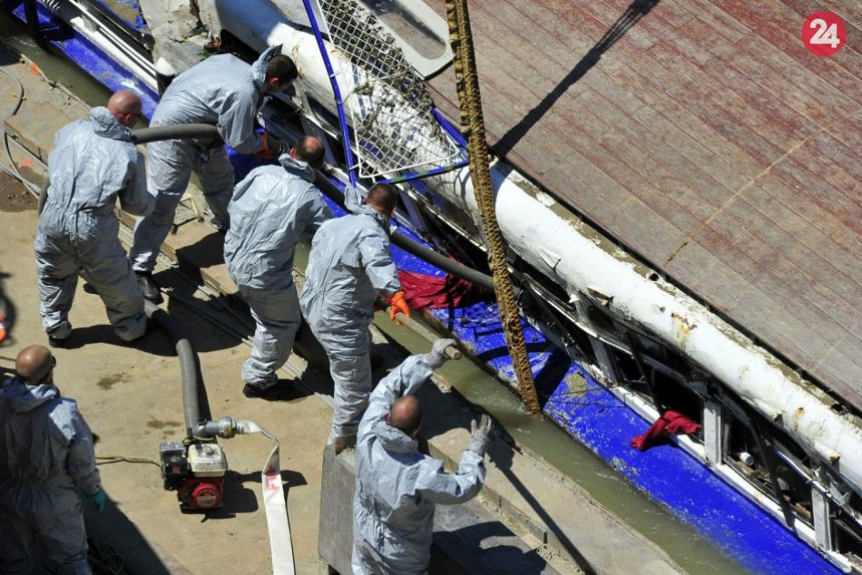 Záchranári vyzdvihli z Dunaja vrak potopenej vyhliadkovej lode
