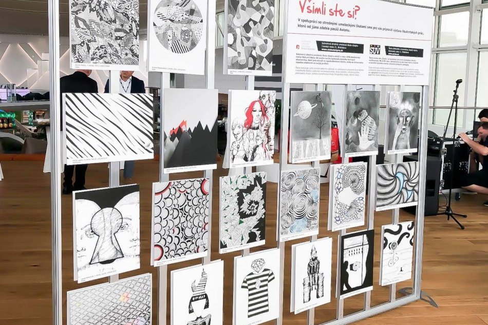 Steny nad obchodmi v Avione zdobia umelecké grafiky študentov stredných umelecký