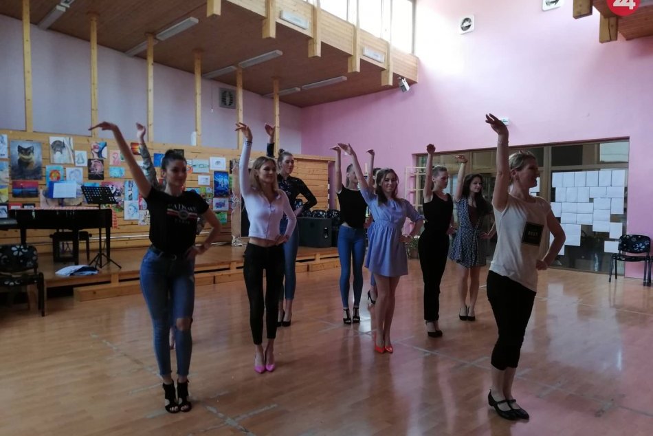 Obrazom: Finalistky Miss Spiša pri nacvičovaní choreografie