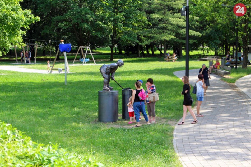 V OBRAZOCH: Bystrický park zdobí socha mladého hokejistu
