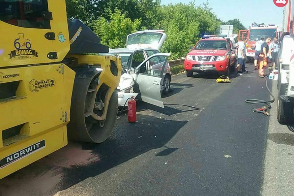 Na diaľnici D1 v smere do Bratislavy sa zrazilo auto s valcom