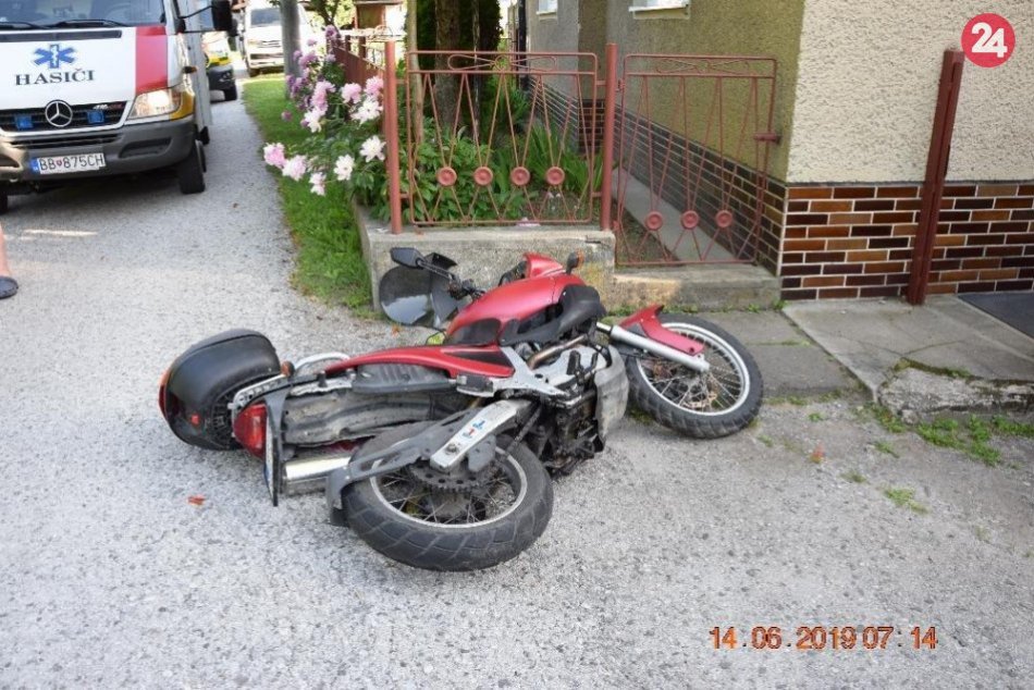 V OBRAZOCH: V Môlči havaroval cyklista, vrazil do oplotenia domu