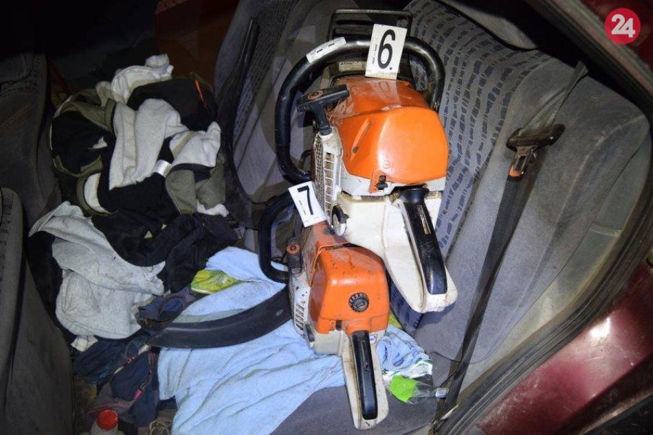 FOTO: Auto našli policajti odstavené pod lesom