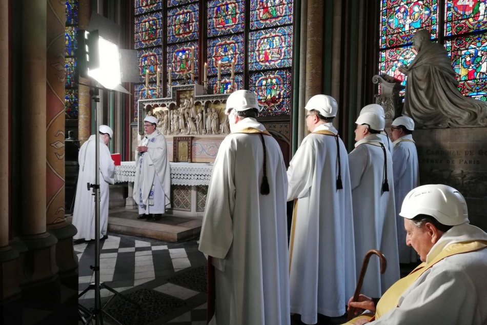 V Notre-Dame sa konala prvá omša od ničivého požiaru