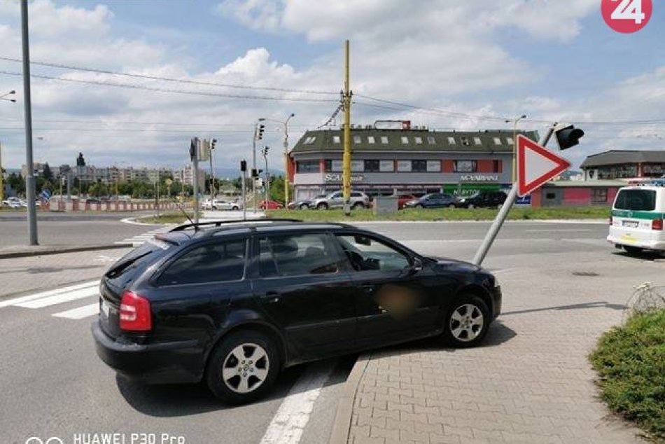 Žiak autoškoly nabúral do semafora