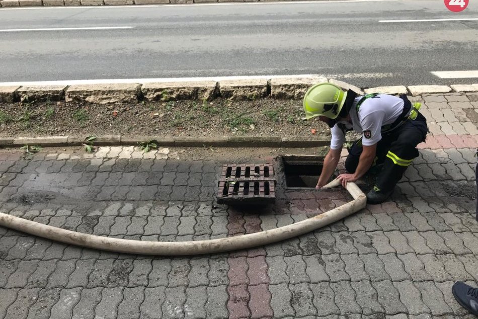 V Prešove bol potrebný zásah hasičov: Mestom sa prehnala silná búrka