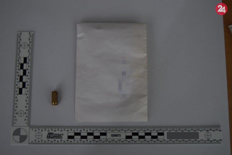 V OBRAZOCH: Žene prišla obálka s nábojnicou a odkazom