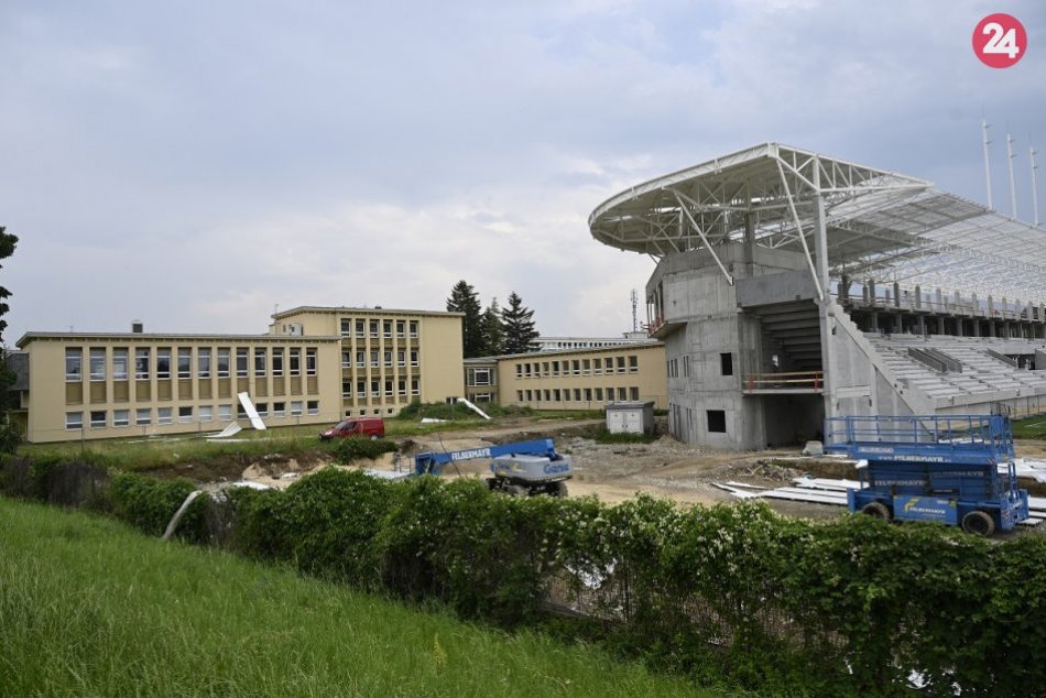FOTO: Odtrhnuté plechy z tribúny futbalového štadióna poškodili fasádu TnUAD