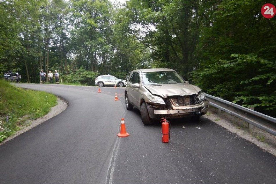 FOTO z miesta: Nehoda auta a dvoch motoriek