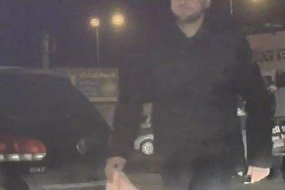 Policajti z Prievidze žiadajú o pomoc: Poznáte muža na FOTO?
