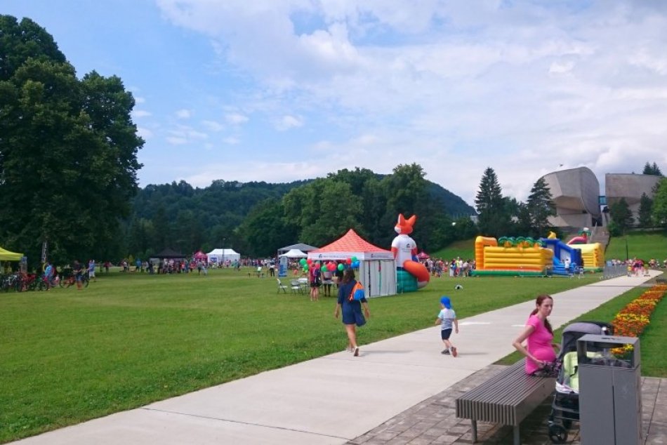 V OBRAZOCH: Hurá prázdniny v parku pod Pamätníkom SNP