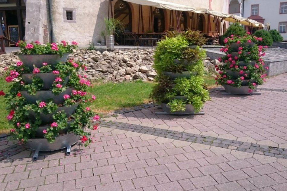 V OBRAZOCH: Centrum Bystrice skrášľujú kvetinové pyramídy