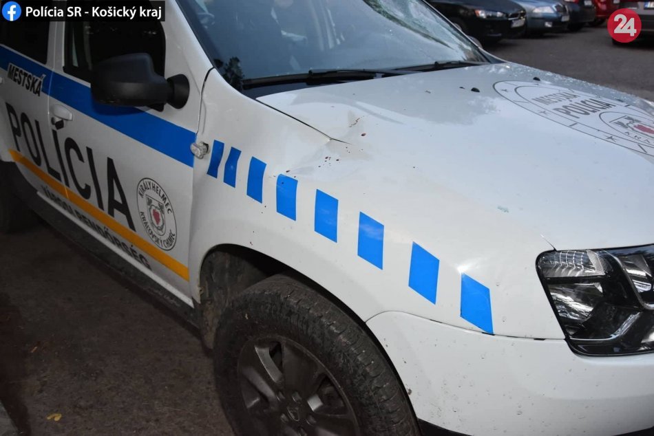 FOTO: Útok na mestských policajtov, padli aj výstrely