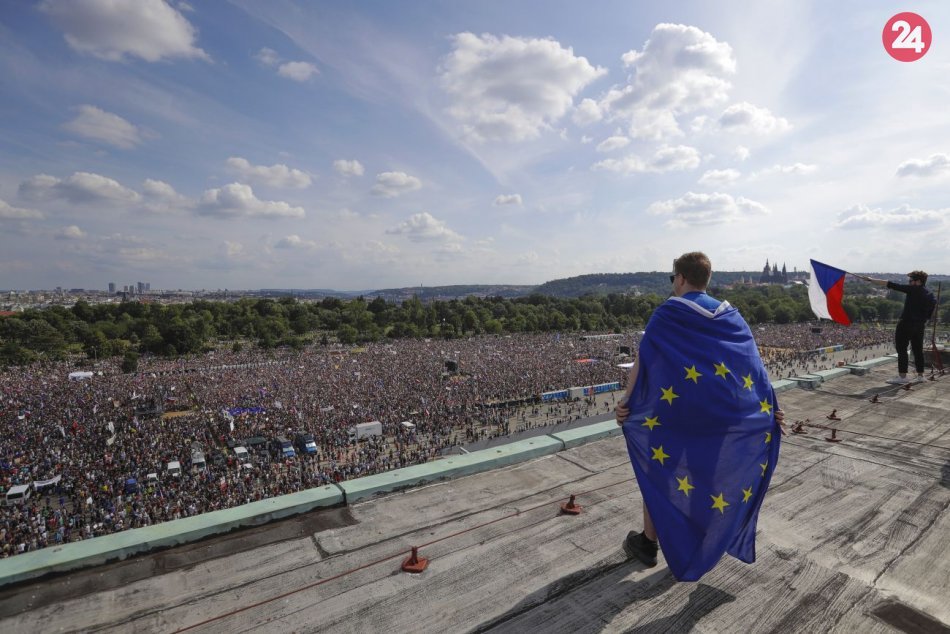 Na Letnej demonštrovalo vyše štvrť milióna ľudí