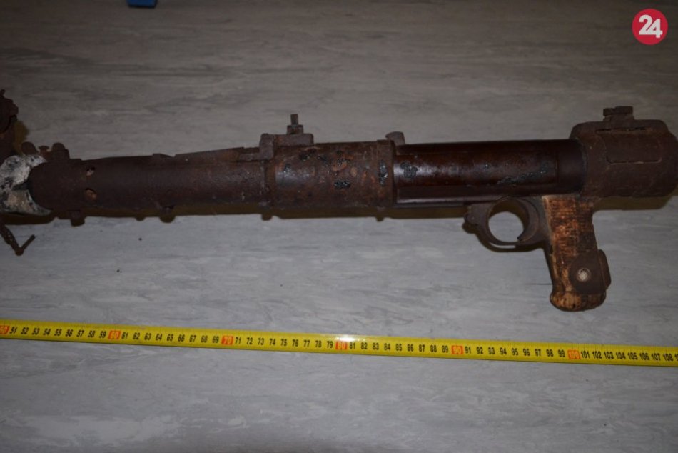 Objavili guľomet zamurovaný v komíne