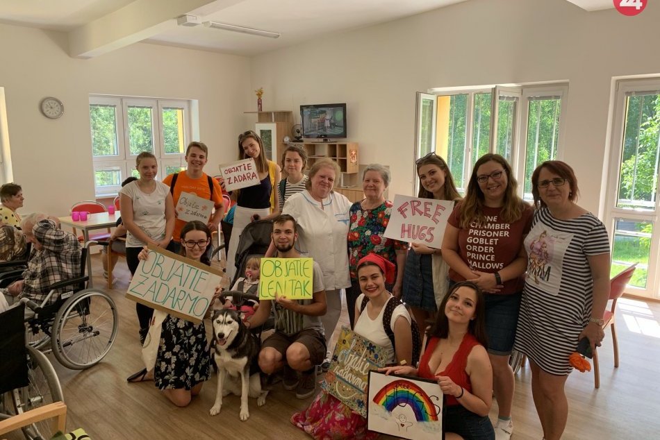 V OBRAZOCH: V bystrických uliciach rozdávali objatia dobrovoľníci aj psík