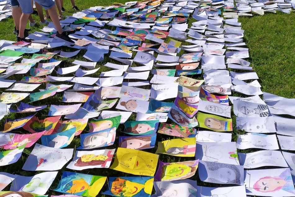 V OBRAZOCH: V bystrickom parku vznikol rekordný obrazec z 5013 kresieb