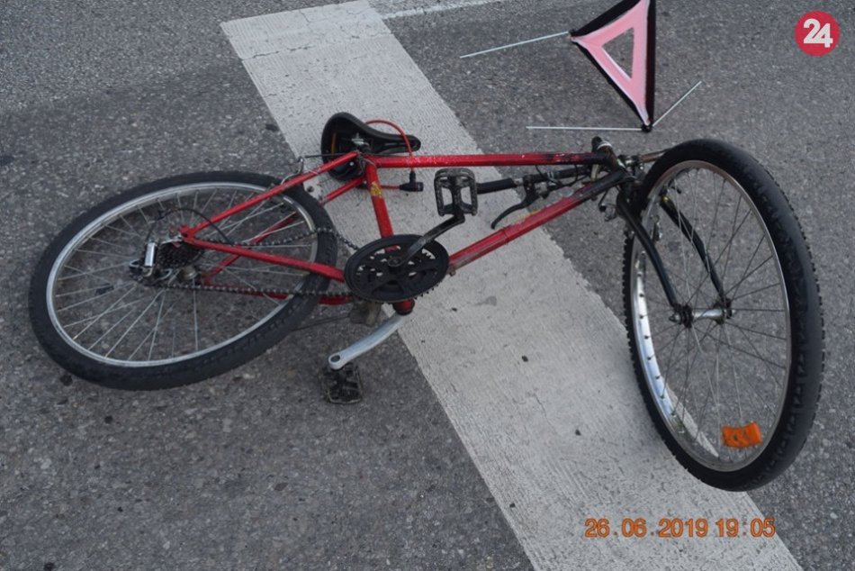 Cyklista (89) chcel prejsť na druhú stranu cesty: Zrazil sa s autom