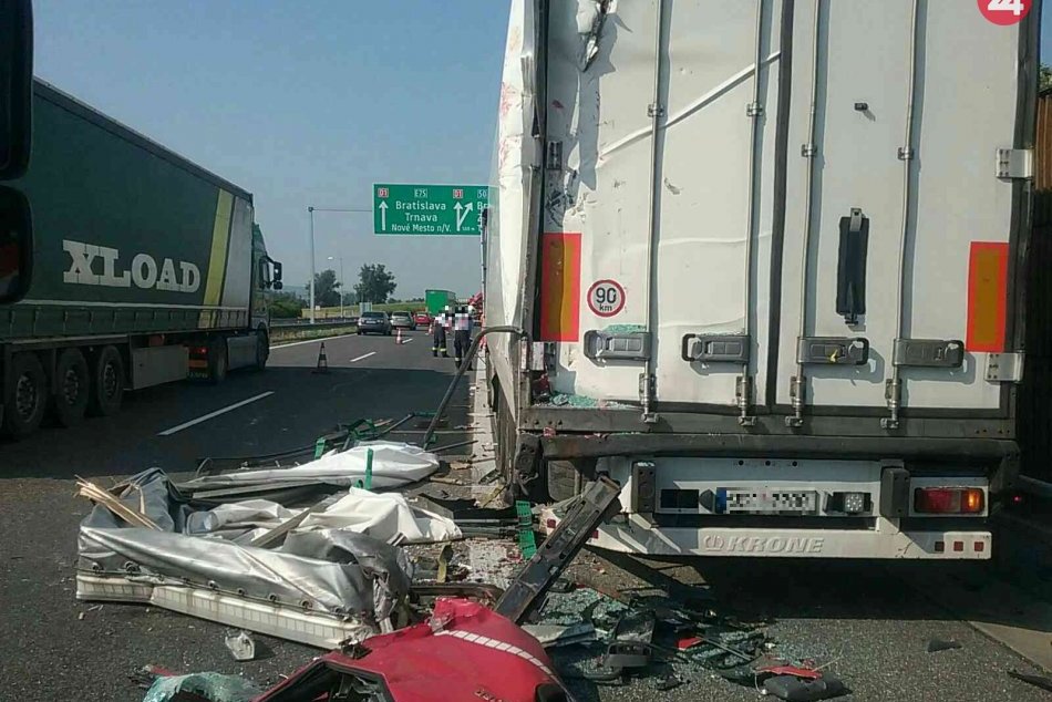 Dopravná nehoda dvoch nákladných vozidiel na diaľnici D1 v okrese Trenčín