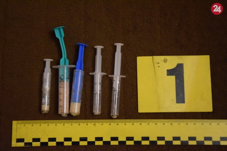 V breznianskom byte objavili policajti podozrivé predmety