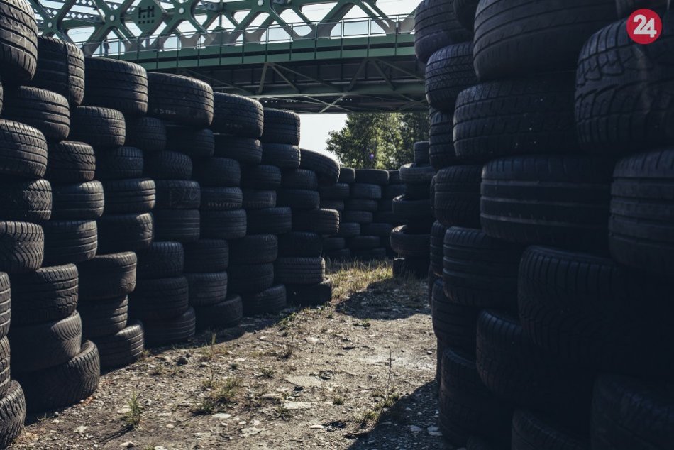 Na Tyršovom nábreží vyrástlo bludisko z pneumatík