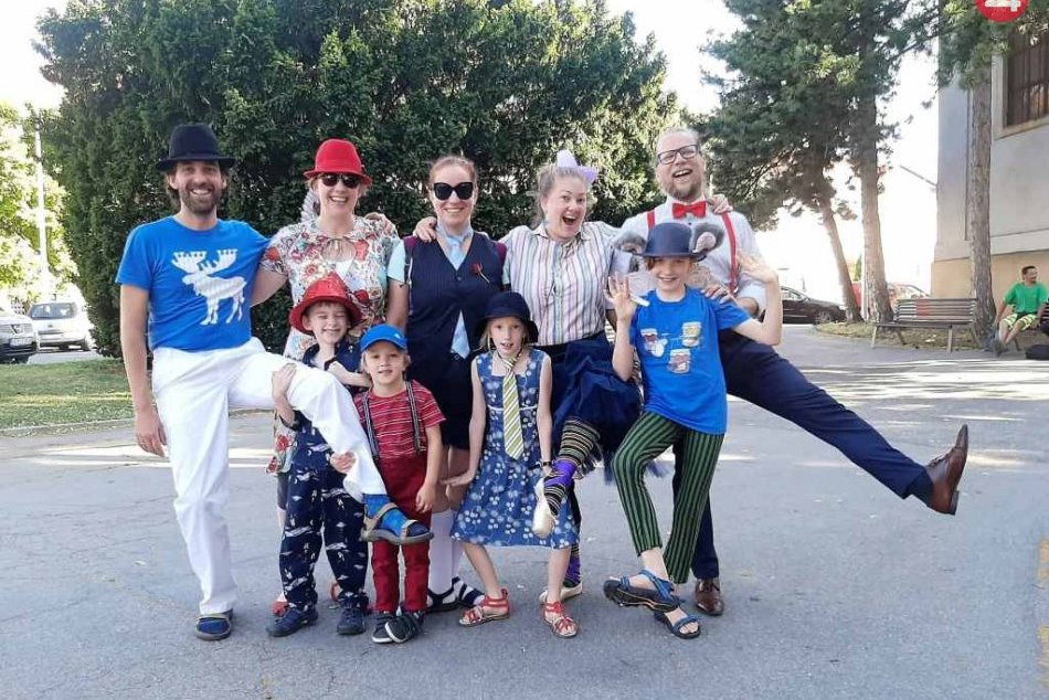 Oslávili prázdniny: Bláznivý pochod mestom vyvolal úsmevy u divákov aj účastníko