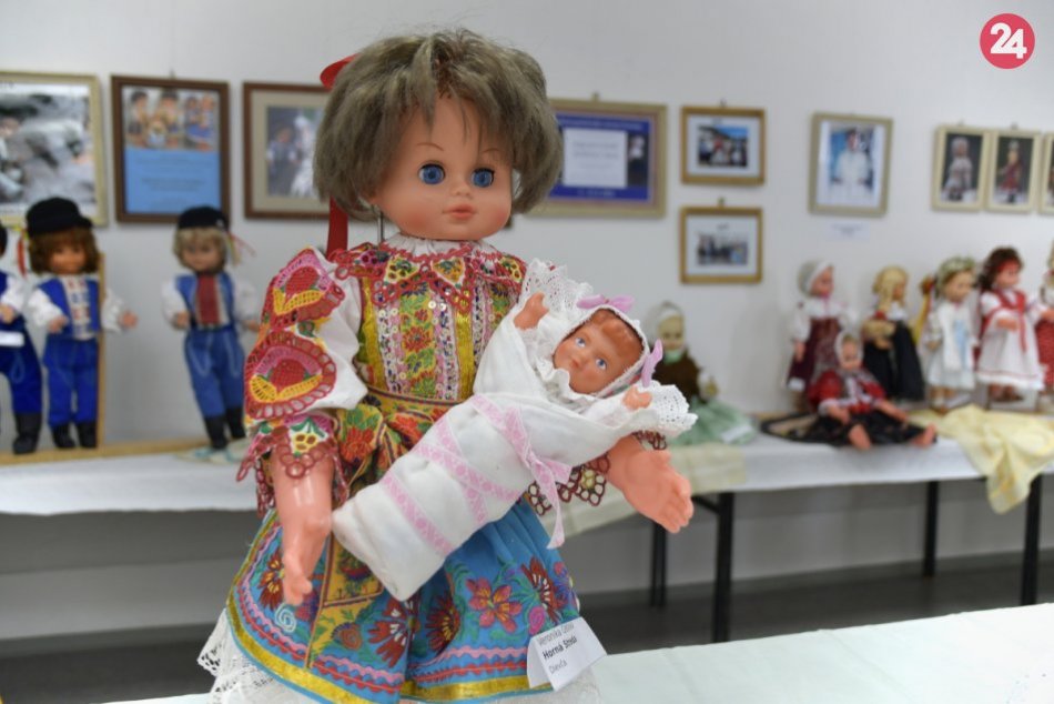 V Piešťanoch sprístupnili výstavu Bábiky v krojoch