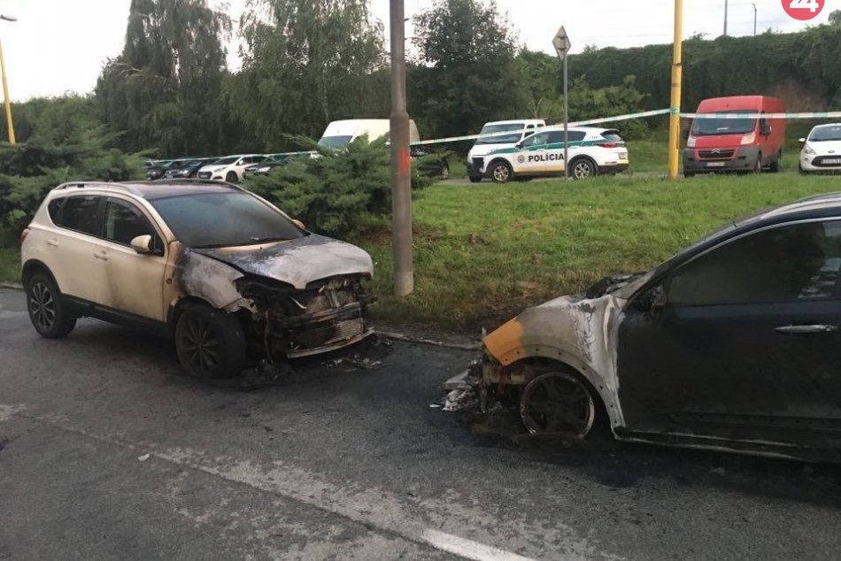 Horeli autá Nad jazerom