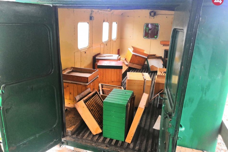 Včelárovi ukradli úle vrátane včelstiev