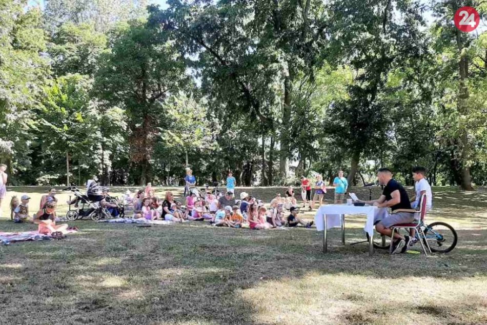 Prvé čítanie v tráve dopadlo na výbornú: Deti zabával Jozef Jopo Poláček, FOTO